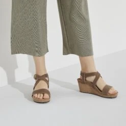 Sibyl Ring-Buckle Oiled Leather Cognac -Birkenstock Sale Store 1023523 f closeup f