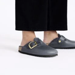 Birkenstock Boston Big Buckle Shearling Oiled Leather Midnight Blue -Birkenstock Sale Store 1027998 f closeup f